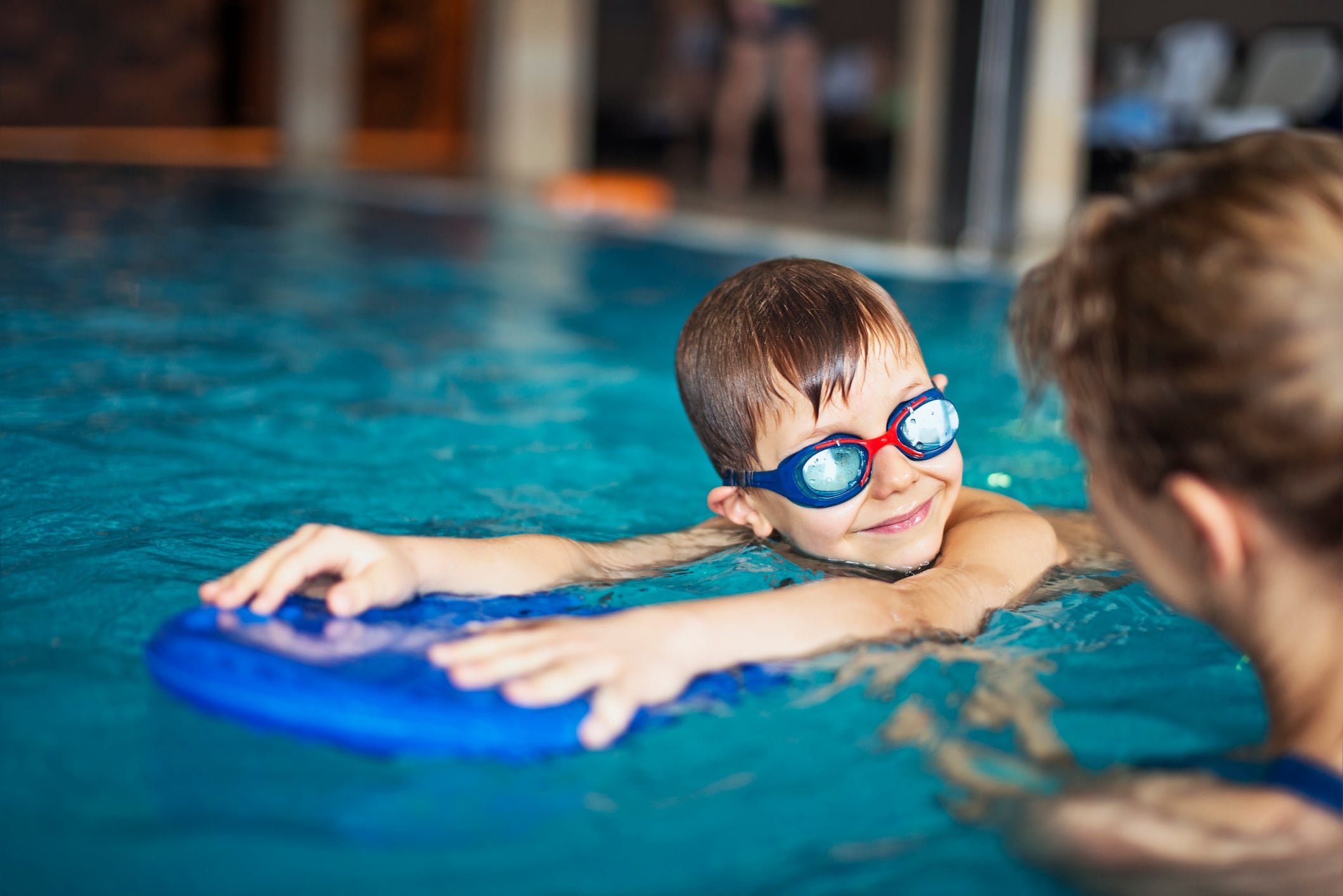 Un niño disfruta de una clase de natación.