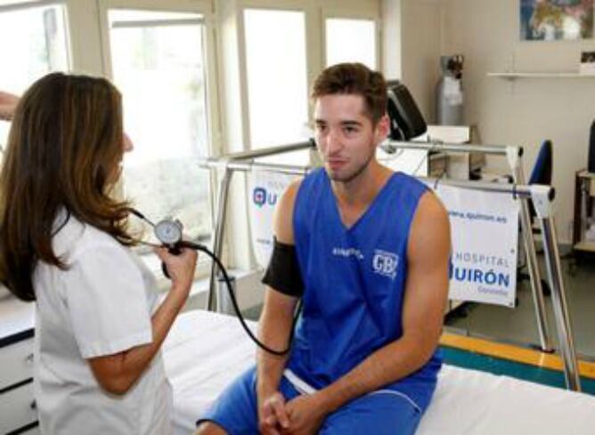 Mikel Motos realizando las pruebas médicas en la Clínica Quirón.