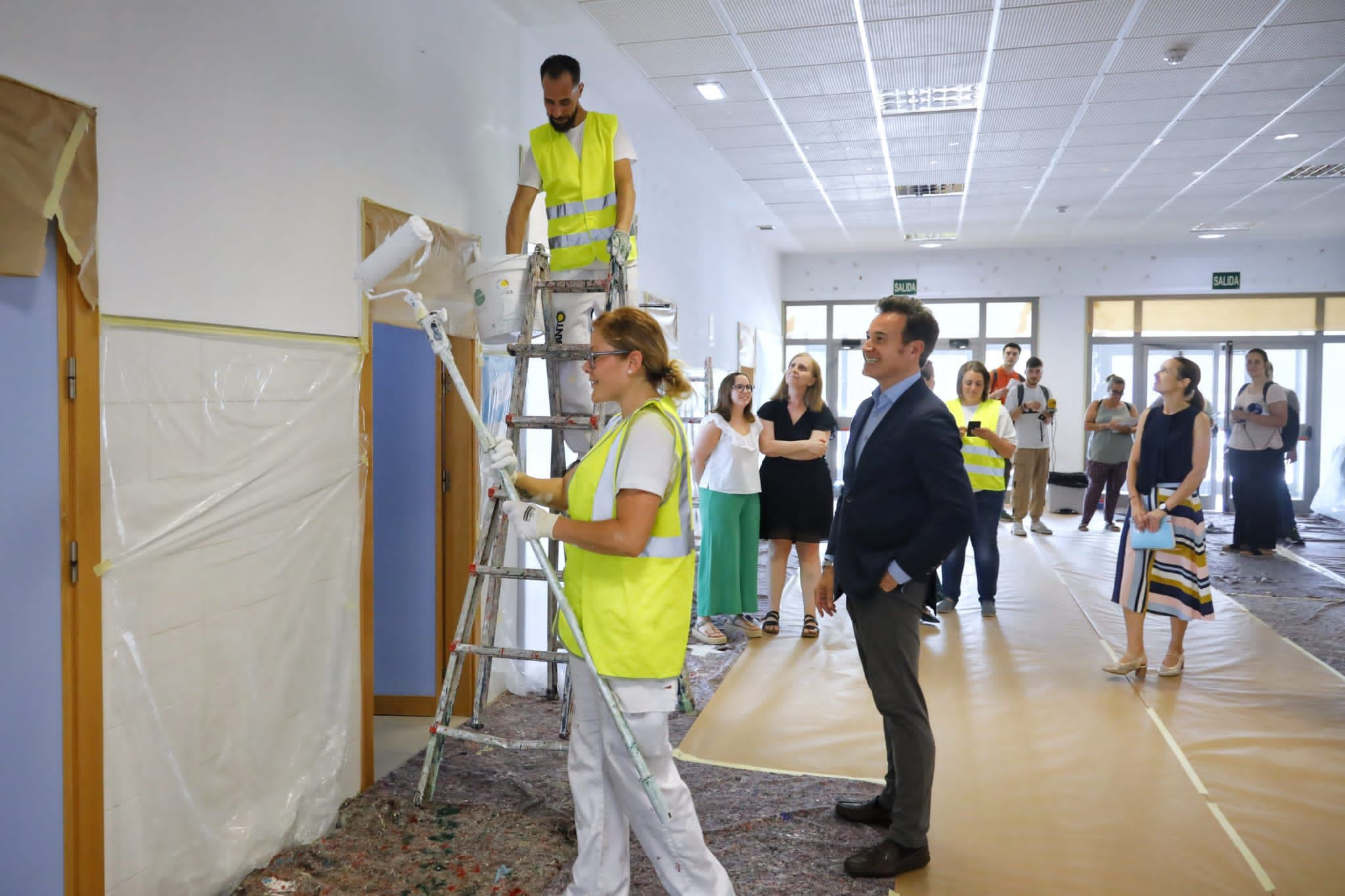 El teniente de alcalde Víctor Serrano visita las obras de mantenimiento que se están realizando en algunos colegios de Zaragoza.