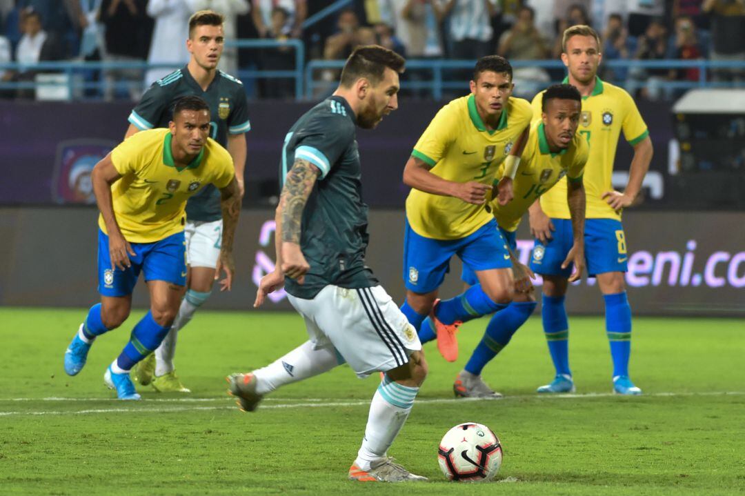 Momento en que Messi lanza el penalti, cuyo rechace convertiría en el único gol del partido