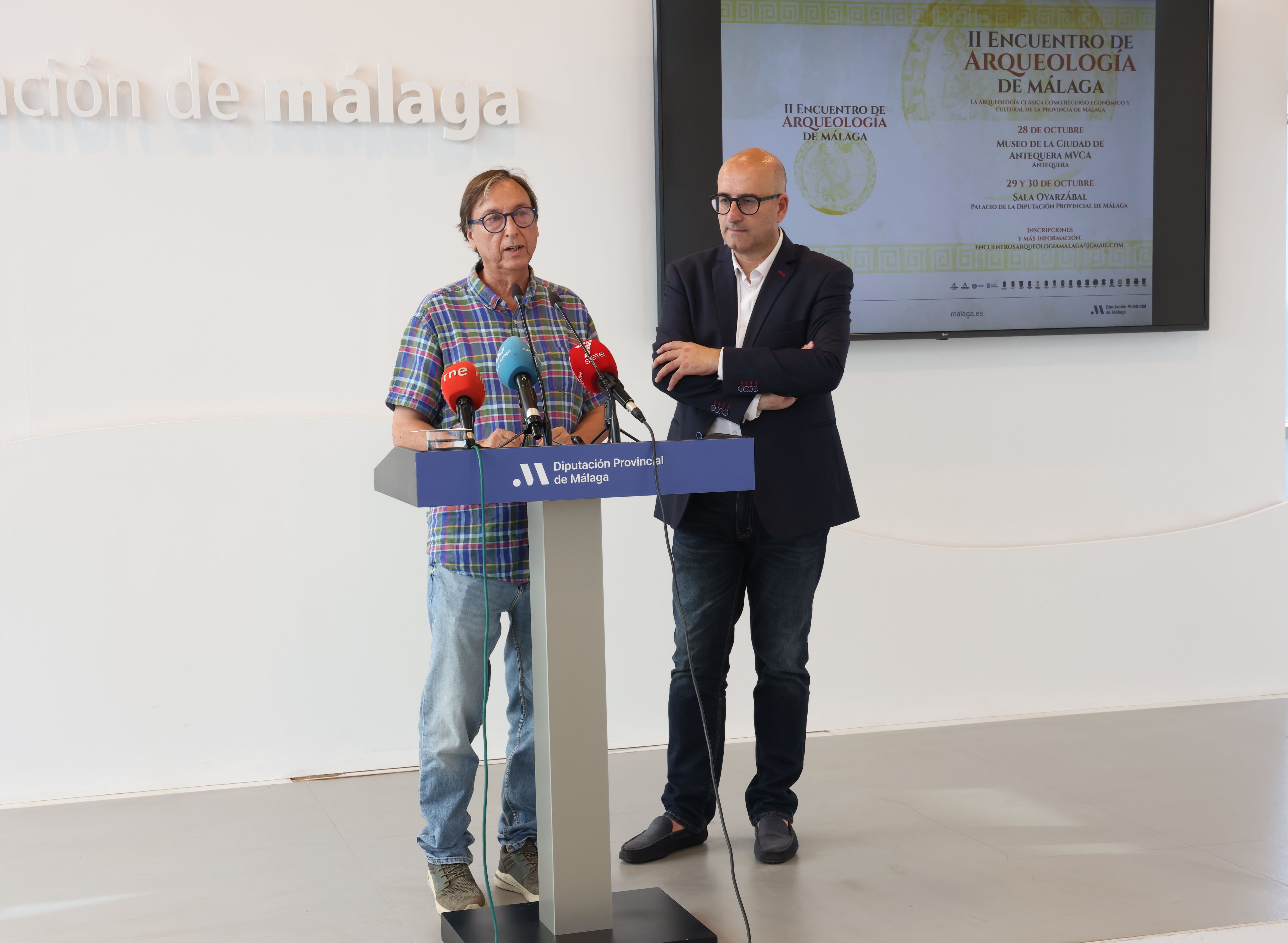 Manuel Corrales, arqueólogo y organizador del evento y López Mestanza, vicepresidente y diputado de Cultura, en la presentación del encuentro / Diputación provincial de Málaga