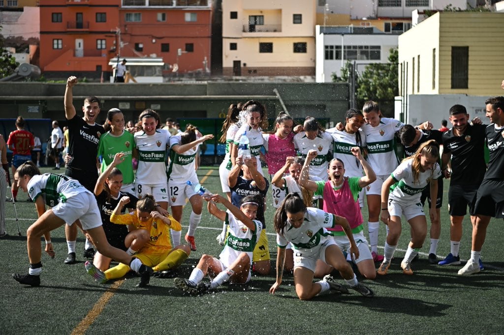 Las jugadoras del Elche y el cuerpo técnico celebran su victoria en Tenerife