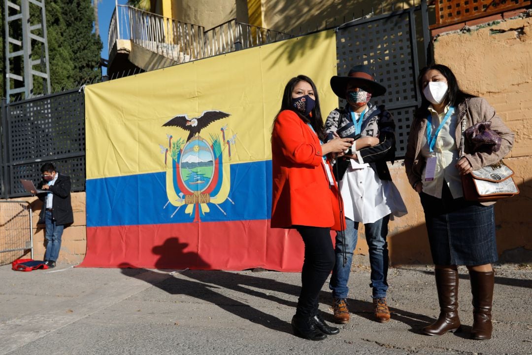 Archivo - Tres mujeres procedentes de Ecuador posan con una bandera del país tras su votación en una de las 64 mesas electorales repartidas por varias poblaciones de la Región de Murcia, en el Auditorio de Centro y Congresos de Murcia, a 7 de febrero de 2