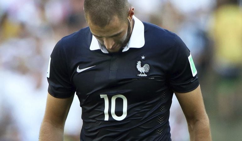 Benzema, cabizbajo durante un partido con su selección