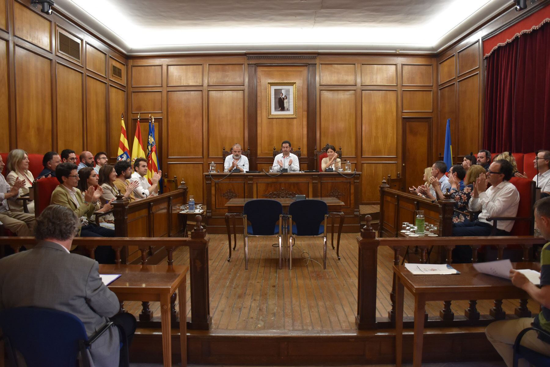 Los asistentes al último pleno aplaudiendo al término del mismo