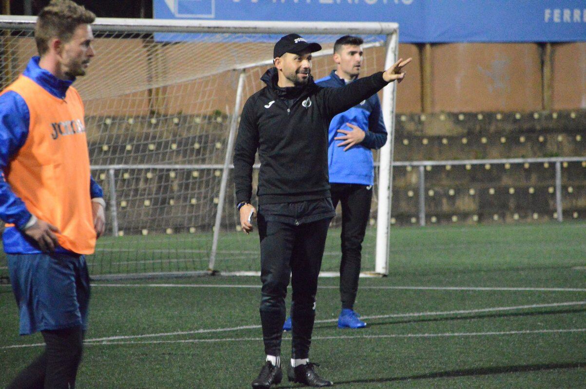 Adrián Ferrandis manda instrucciones en un entrenamiento del CF Gandia