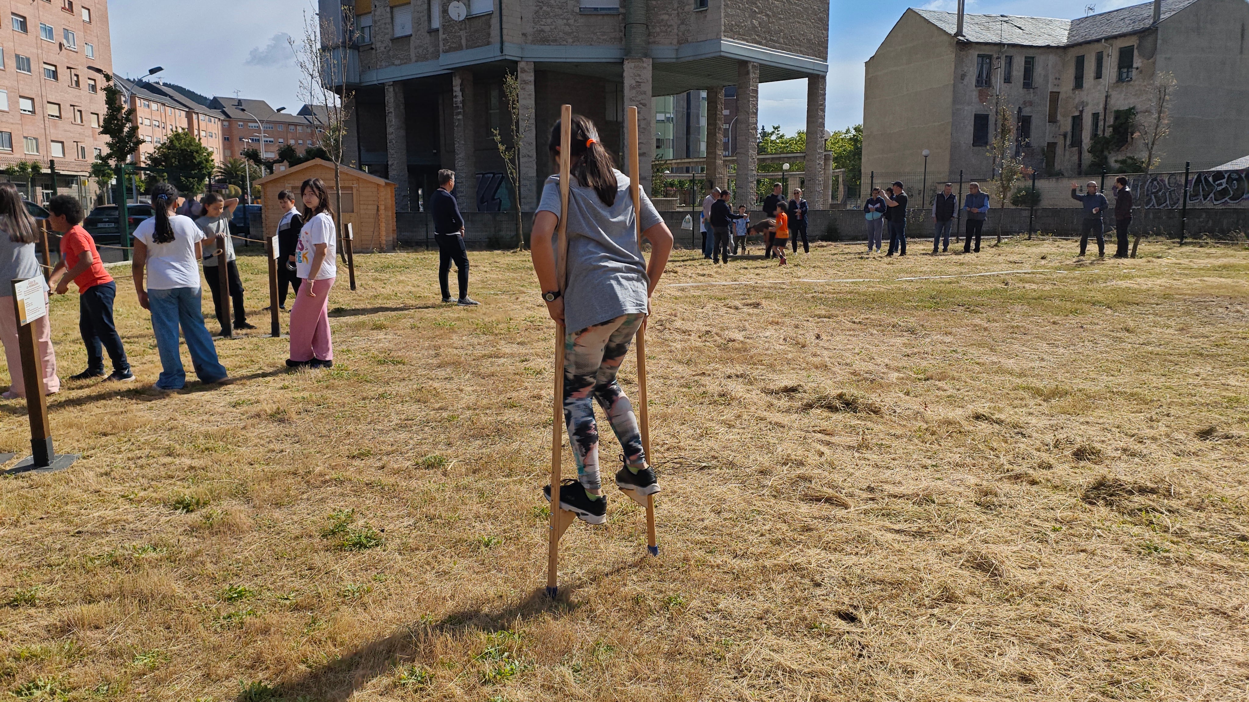 Niña experimenta con los zancos