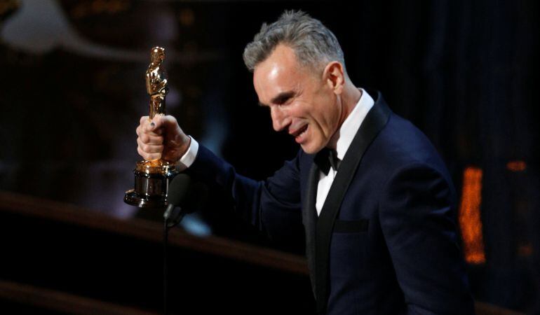 Daniel Day Lewis al recibir el Oscar por su actuación en &quot;Lincoln&quot; en 2013.