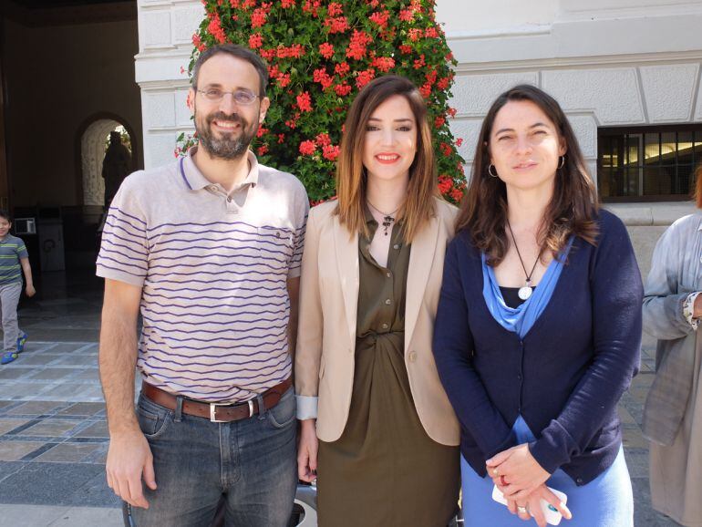 Alberto Matarán, Ana Terrón y Marta Gutiérrez, cargos de Podemos Granada, en la Plaza del Carmen de la capital