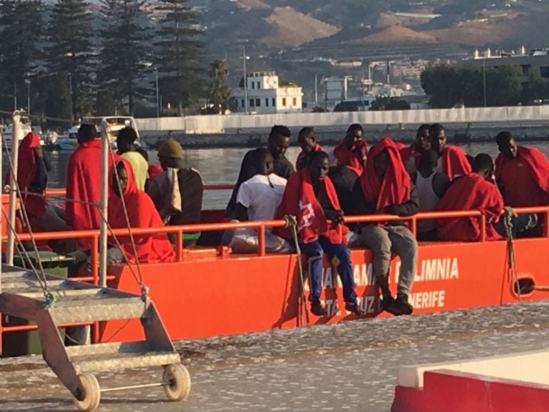 Así han amanecido este miércoles los inmigrantes que han dormido al raso en la cubierta de este barco de Salvamento Marítimo en el Muelle de Levante del Puerto de Motril (Granada)