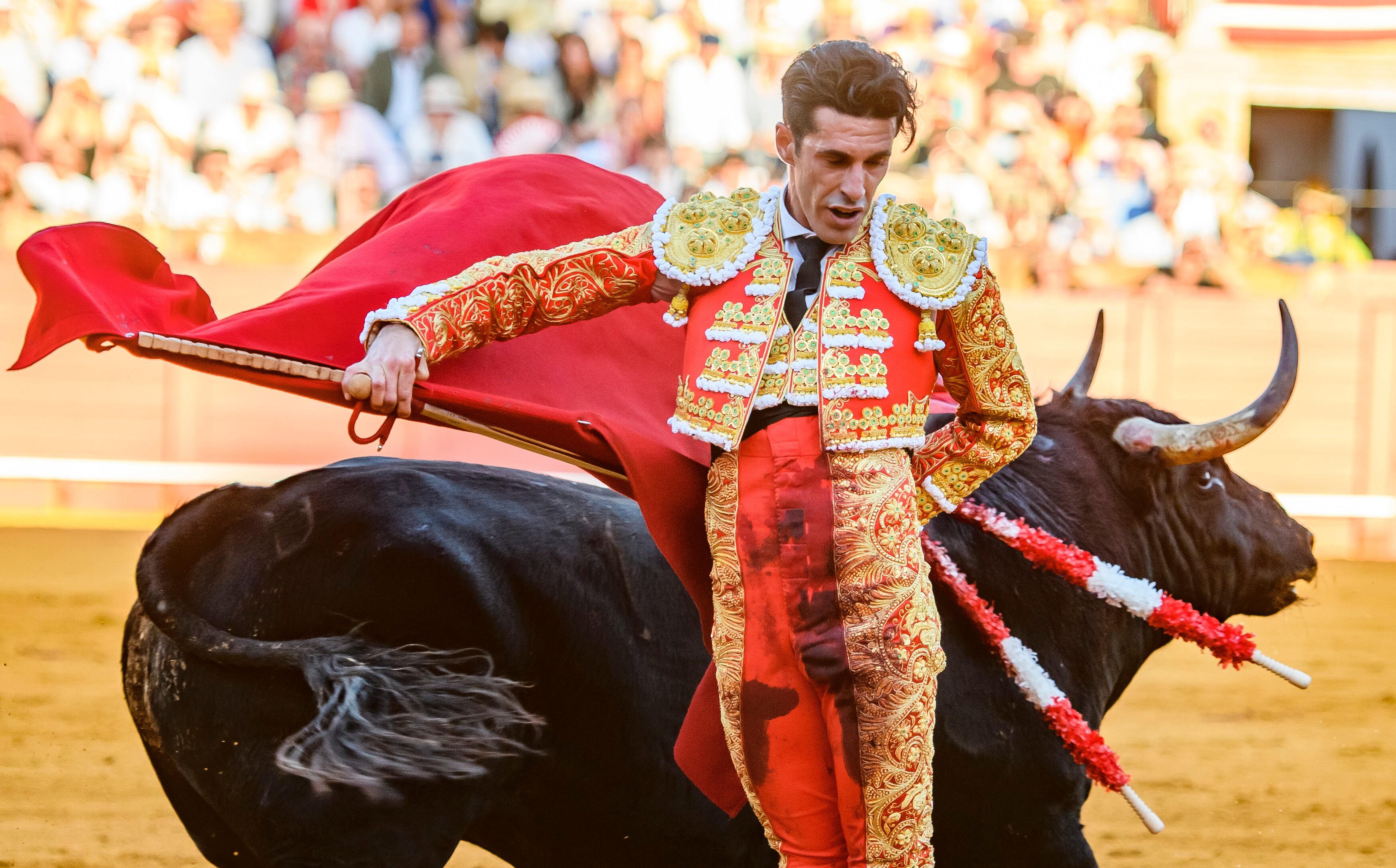 SEVILLA, 25/04/2023.- El diestro Alejandro Talavante en la lidia a su segundo toro, esta tarde en la Plaza de la Maestranza de Sevilla, durante el ciclo continuado da festejos de la Feria de Abril. EFE/Raúl Caro
