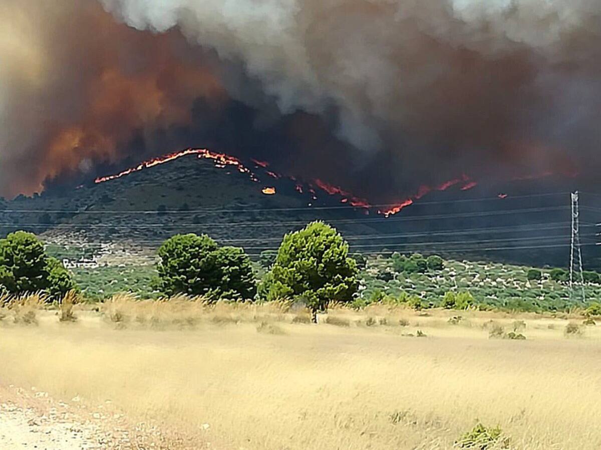 Desalojado casi medio centenar de personas a causa del incendio en un paraje forestal en Beneixama