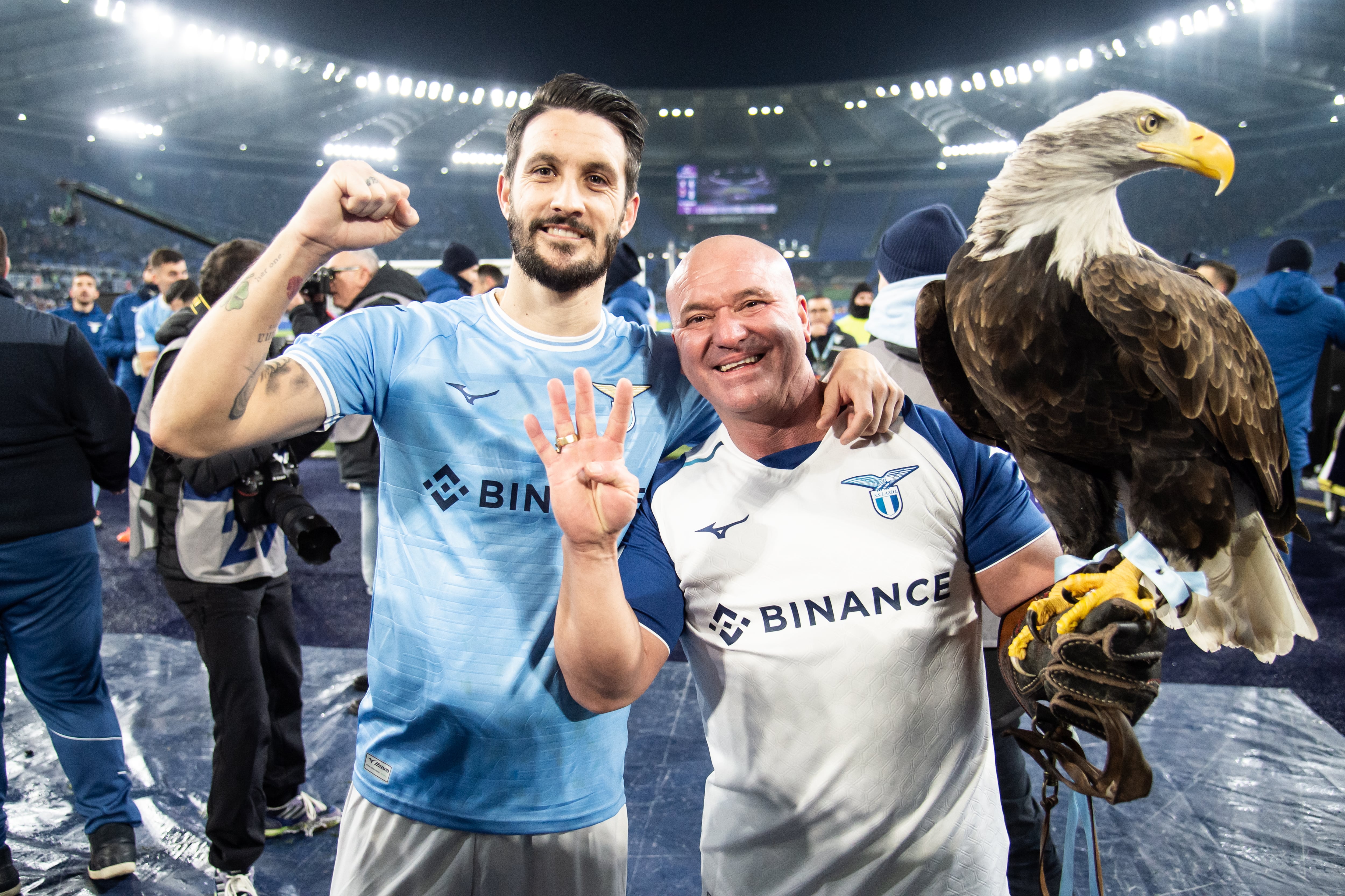 Juan Bernabé y el águila Olimpia, junto al futbolista español Luis Alberto, tras un partido de la Lazio