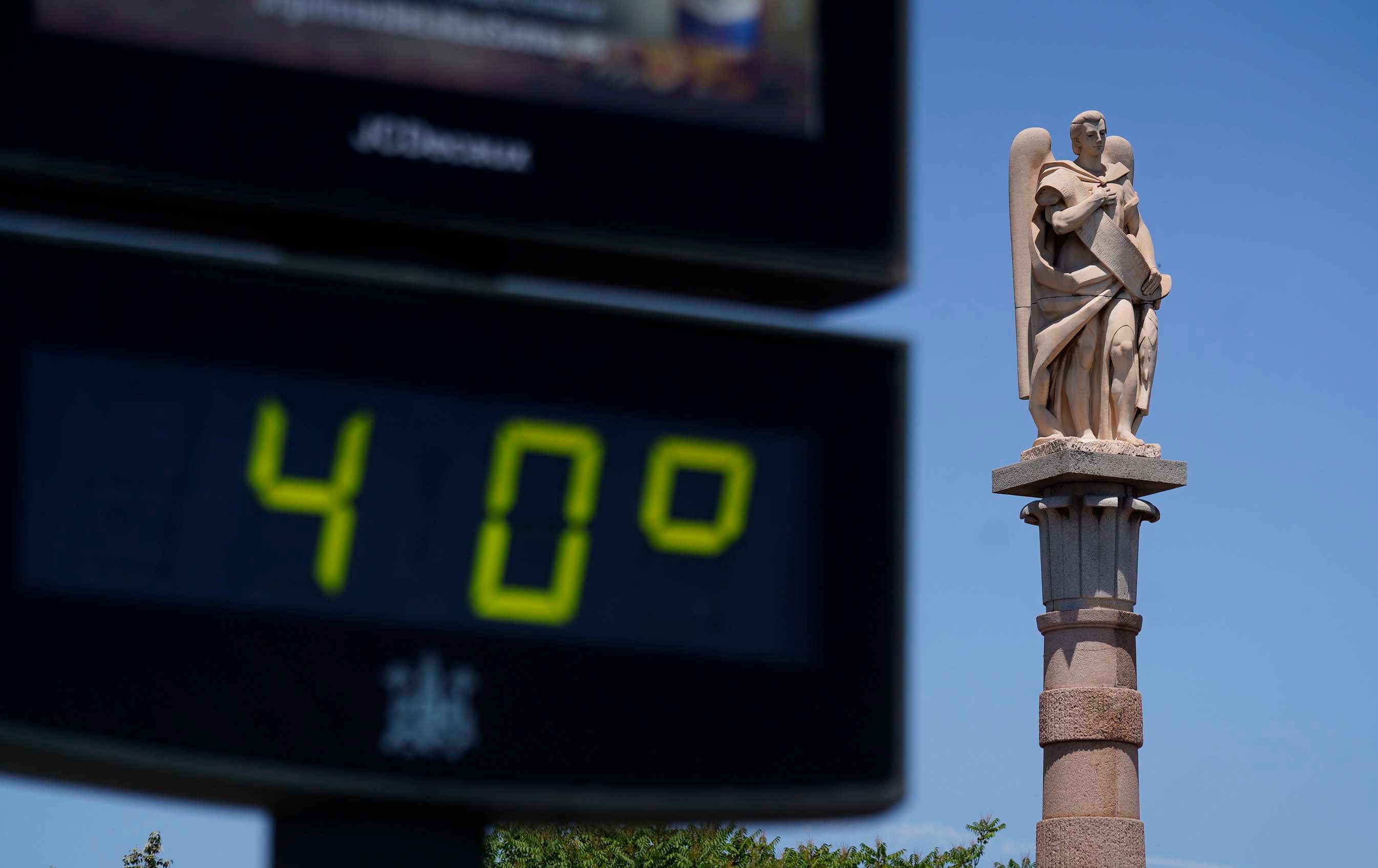 Un termómetro de calle que indica 40 grados en el Puente de San Rafael de Córdoba este viernes.