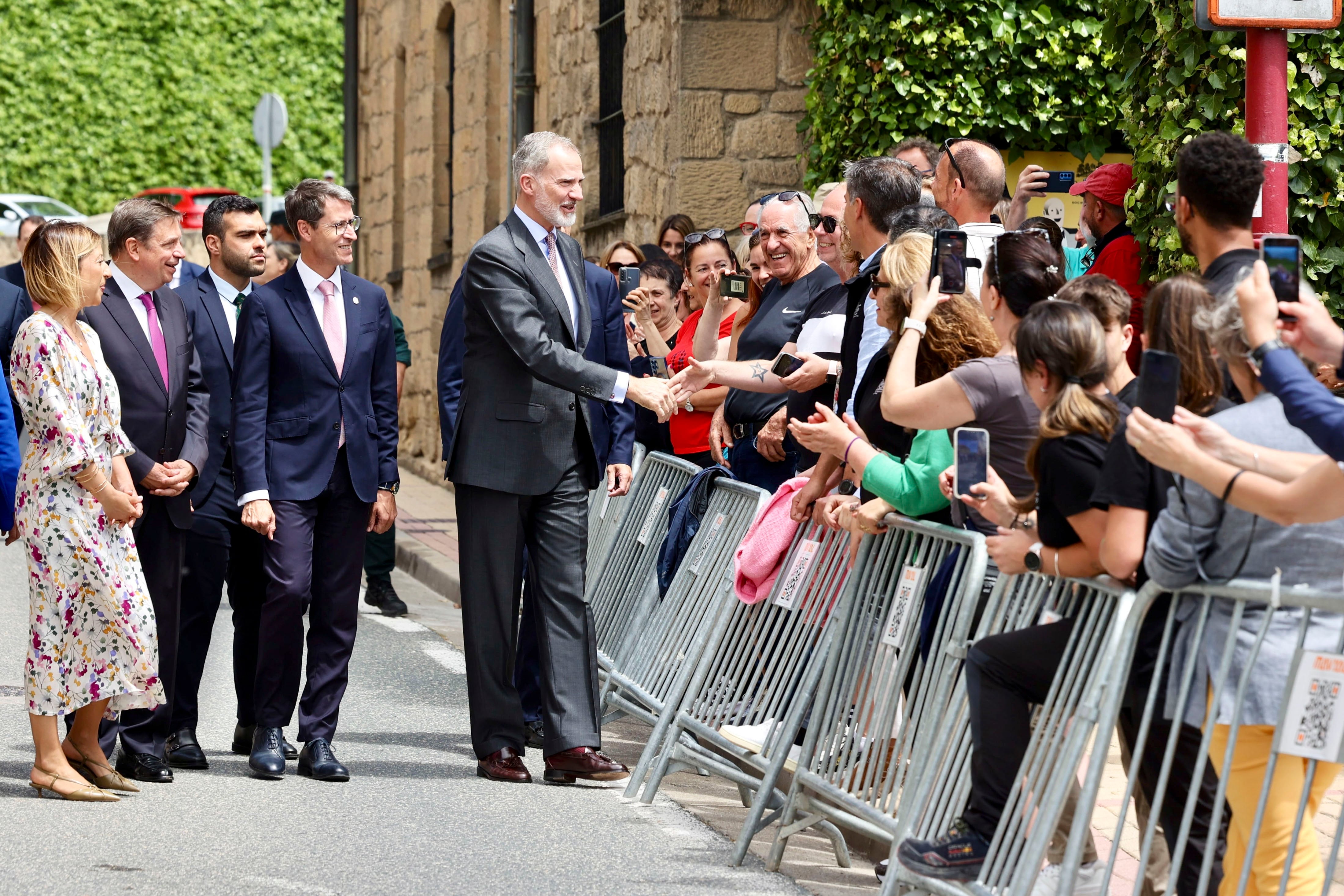 HARO (La Rioja) 05/06/2025.- El rey Felipe VI saluda al público a su llegada para los actos del centenario de Denominación de Origen Calificada (DOCa) Rioja este jueves en Haro (La Rioja). A su lado, entre otros, el presidente autonómico, Gonzalo Capellán (4i) y el ministro de Agricultura, Luis Planas (2i). EFE/Raquel Manzanares