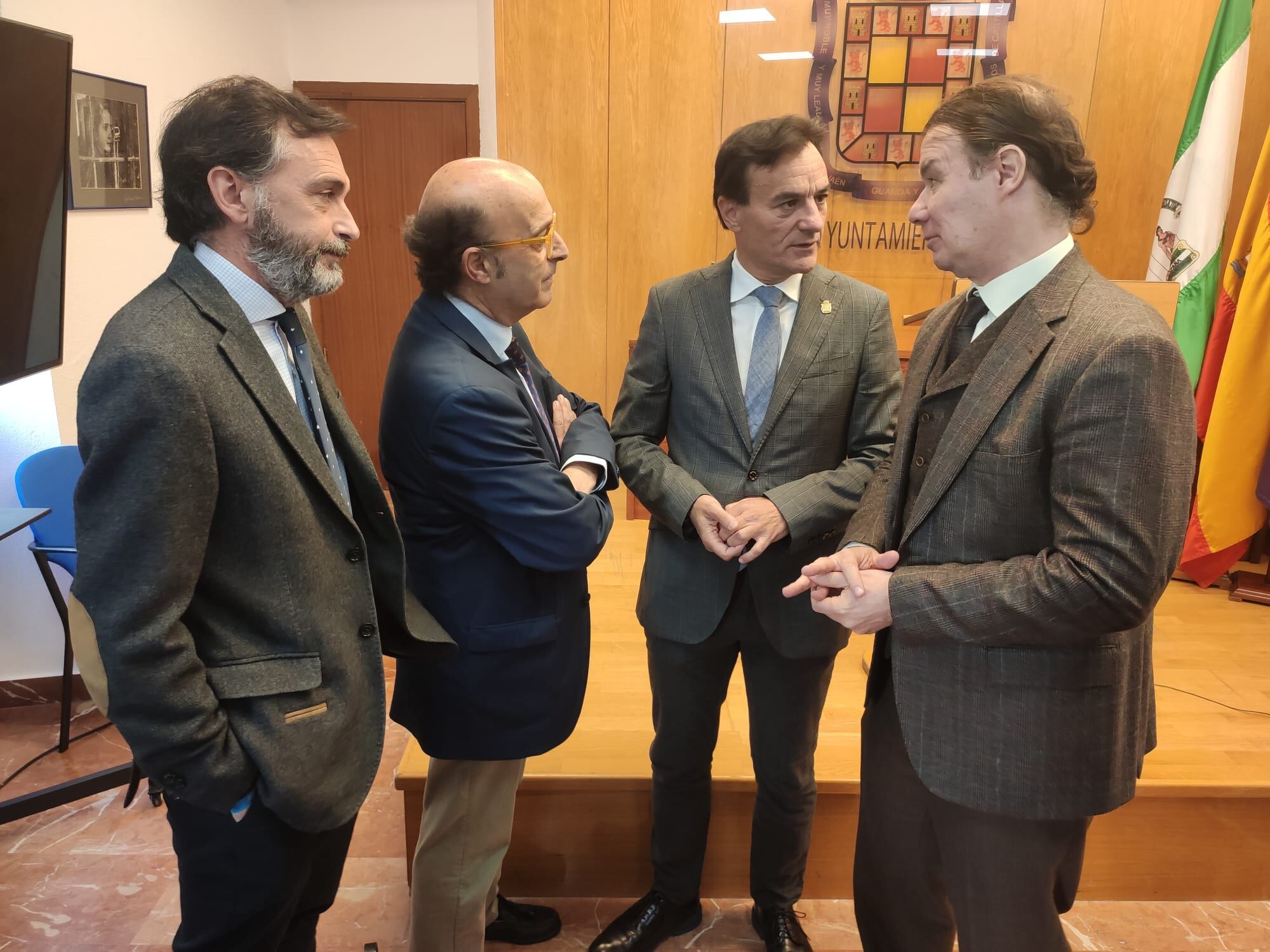 El alcalde de Jaén, Agustín González (segundo por la derecha), junto a otros miembros de su equipo de gobierno en el Ayuntamiento