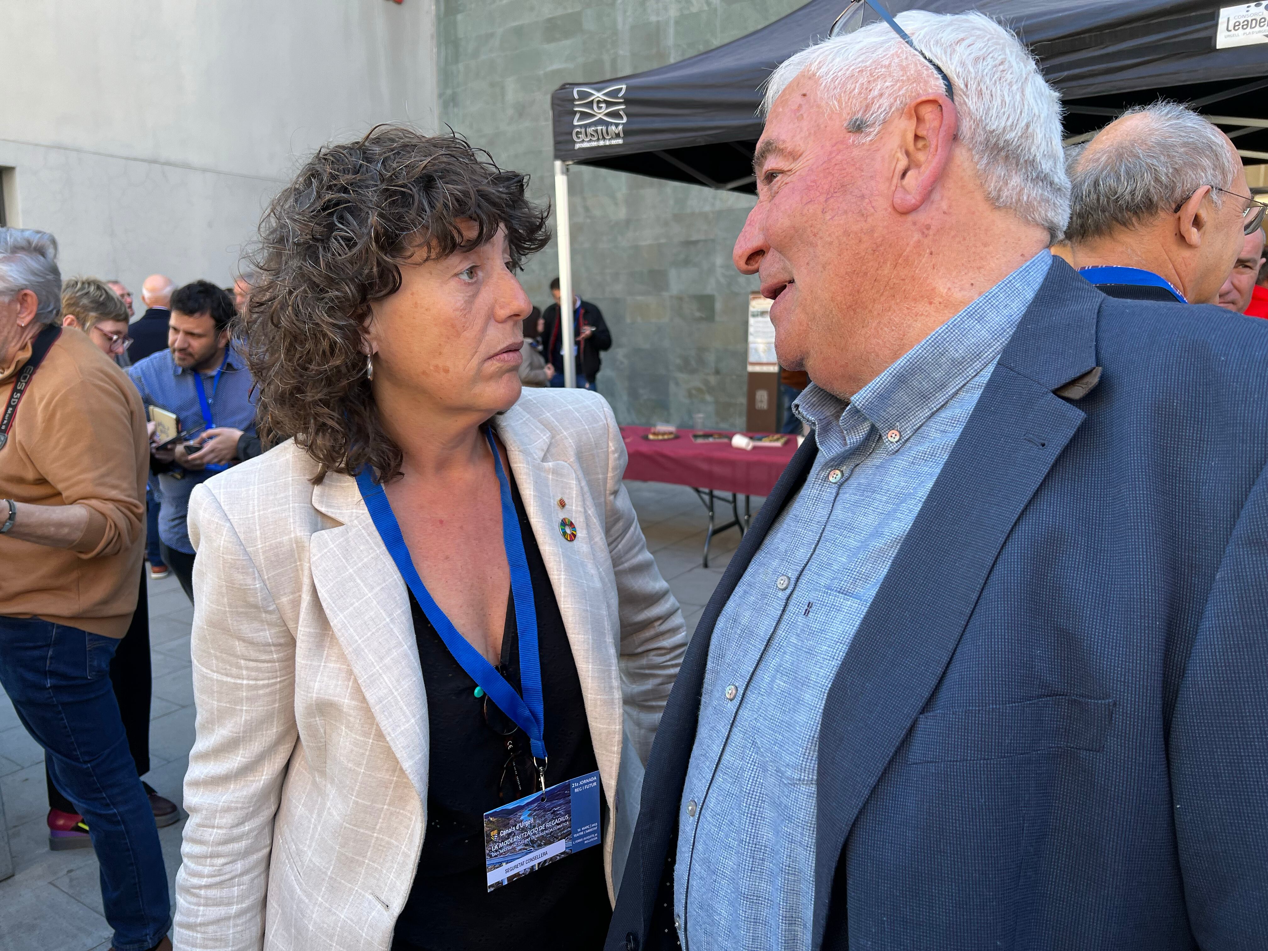 La consellera d'Acció Climàtica i el president dels regants del Canal d'Urgell. Foto: ACN.