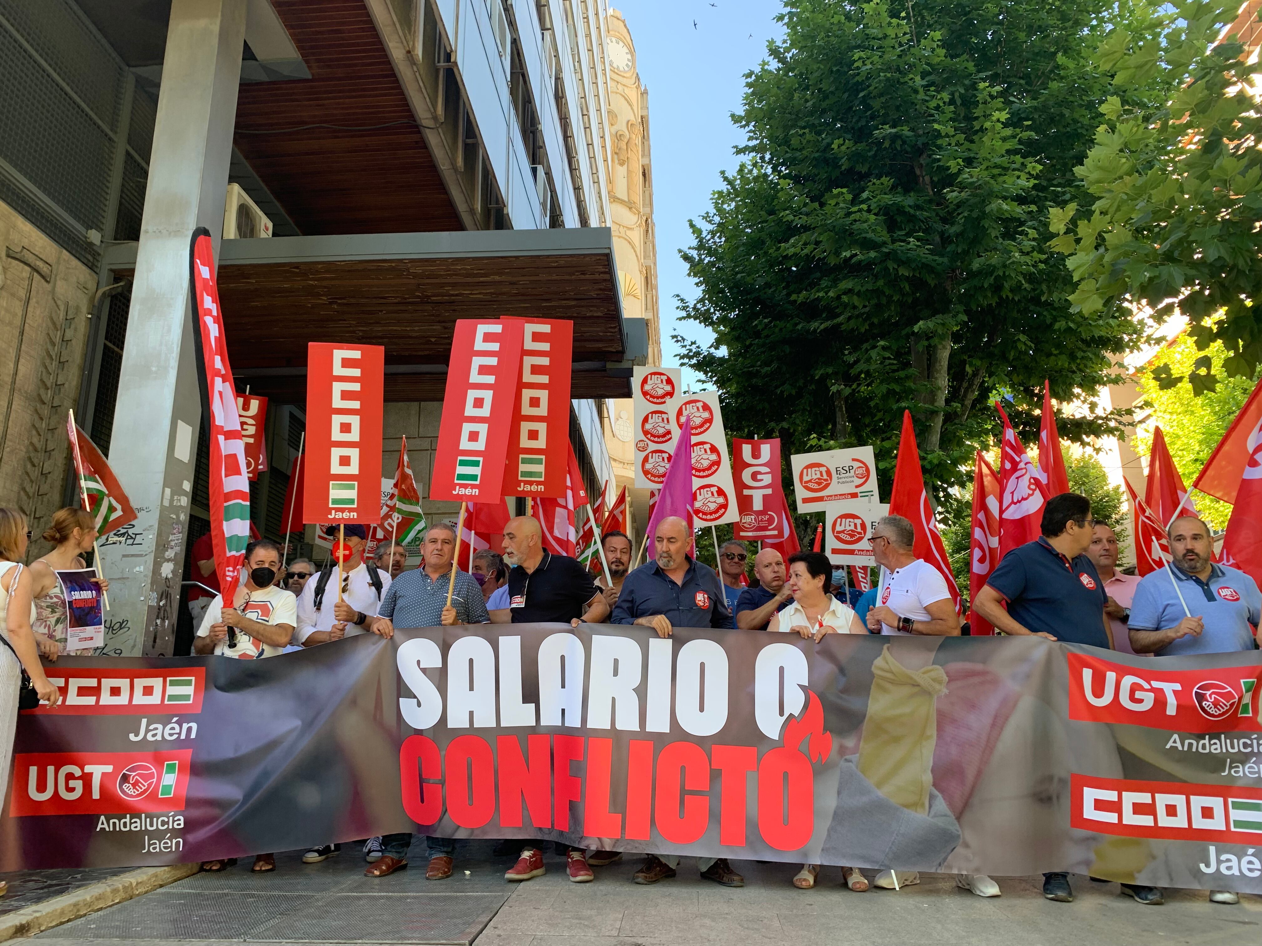 Protesta de CCOO y UGT hoy en Jaén para pedir a la patronal un aumento de los salarios.