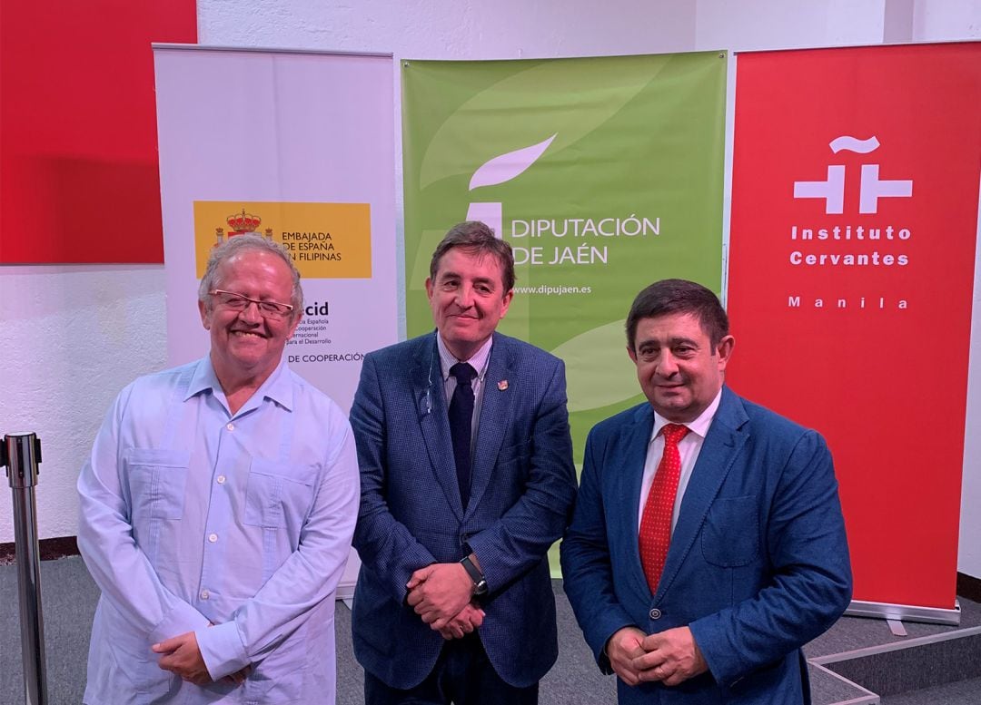 De izquierda a derecha, el comisario de la muestra, Juan José Téllez; el director del Instituto Cervantes, Luis García Montero, y el presidente de la Diputación de Jaén, Francisco Reyes.