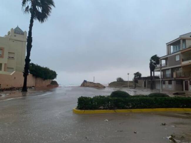 Destrozos en la playa de la Goleta de Tavernes