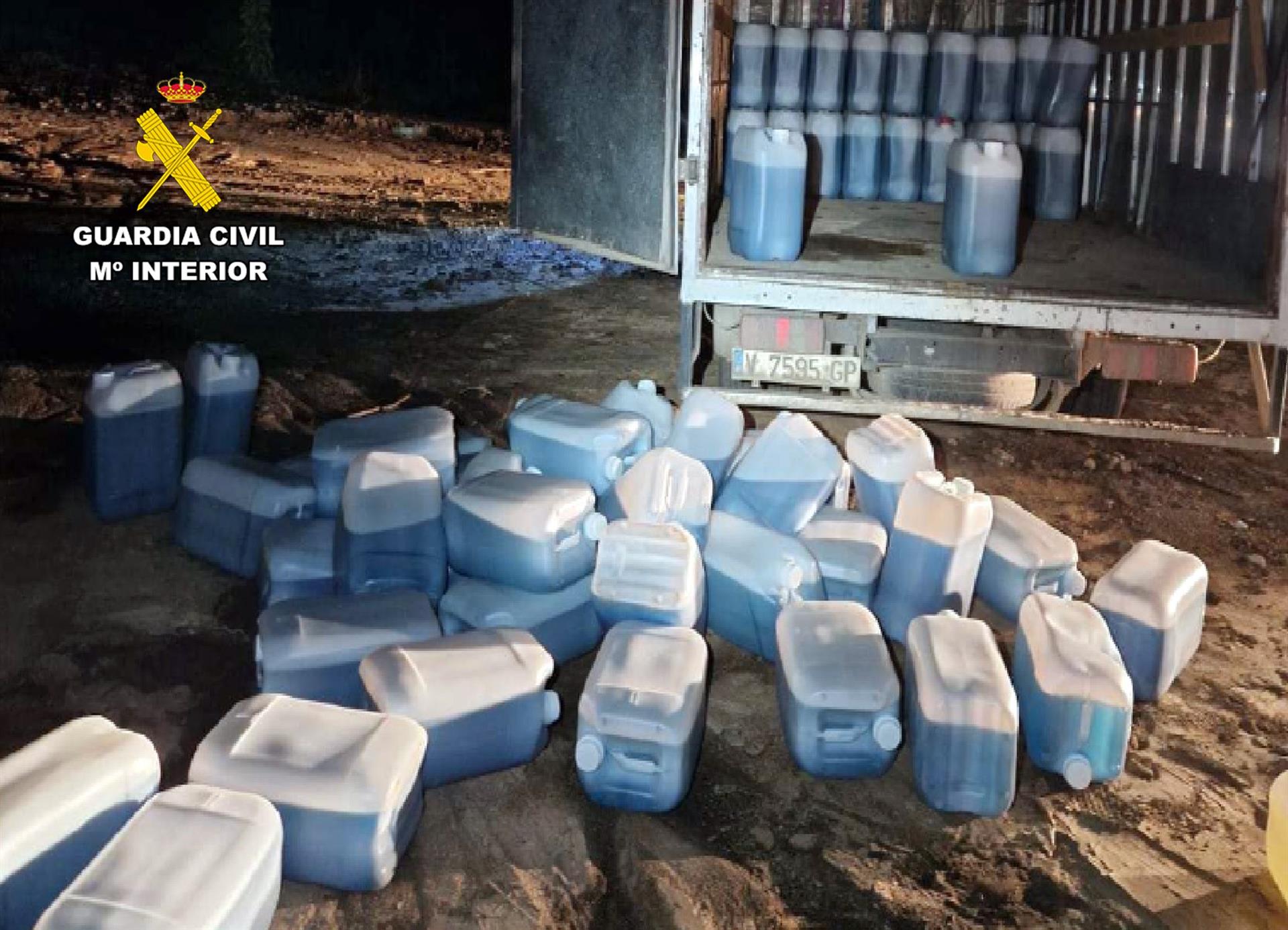 La Guardia Civil detiene a cuatro jóvenes y se incauta de 3.000 litros de gasolina almacenados en garrafas sin medidas de seguridad en la playa de El Saladar