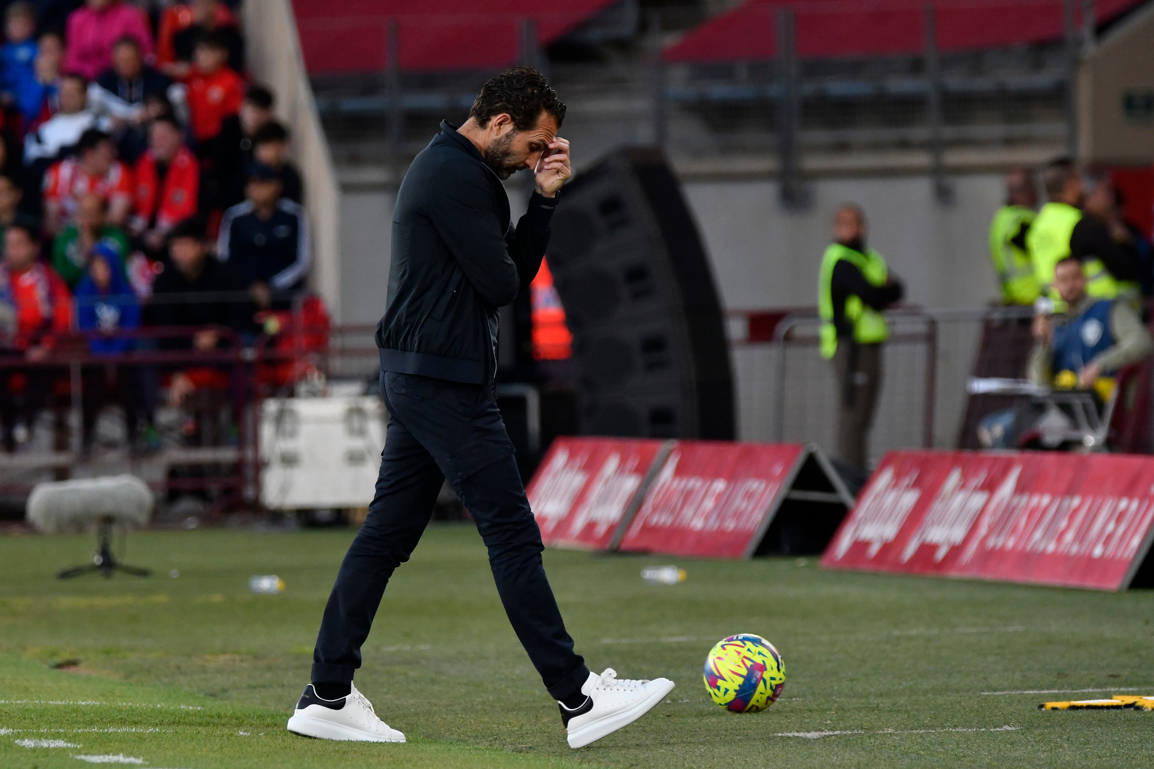 El entrenador del Valencia C.F. Rubén Baraja tras finalizar el partido celebrado este domingo en Power Horse Stadium de Almería durante la jornada 28 de LaLiga Santander. EFE / Carlos Barba