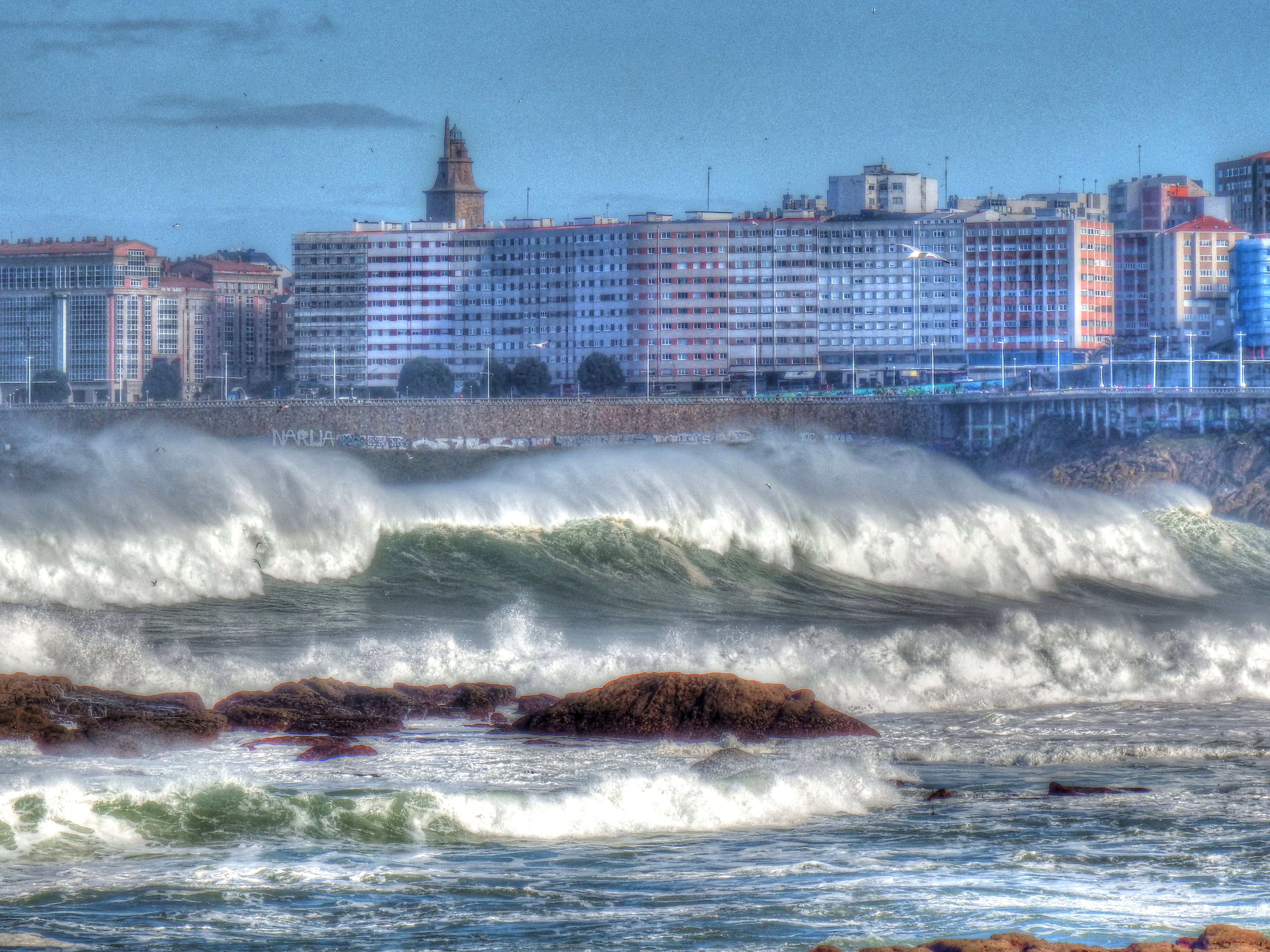 Olas en Riazor, en A Coruña.