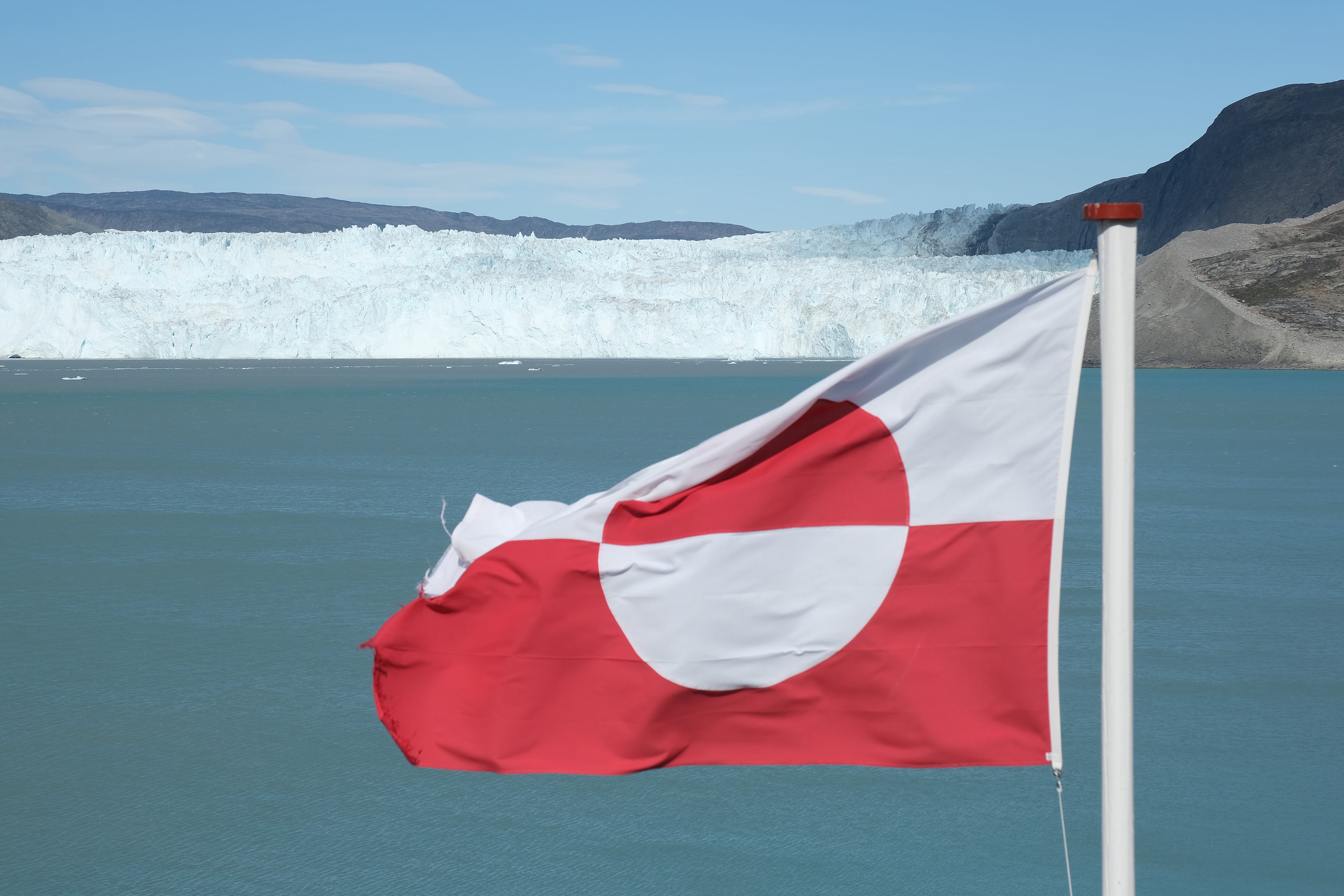 La bandera de Groenlandia ondea junto al glaciar Eqi