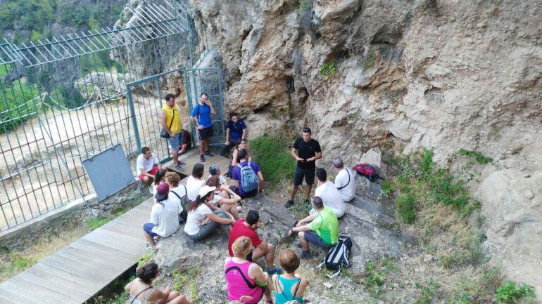 Una de las visitas guiadas a la cueva de Bolomor