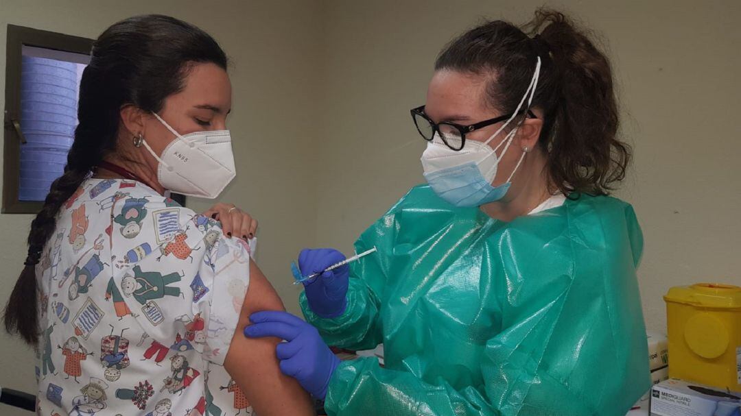Imagen de archivo de una profesional sanitaria inoculando la vacuna contra el coronavirus