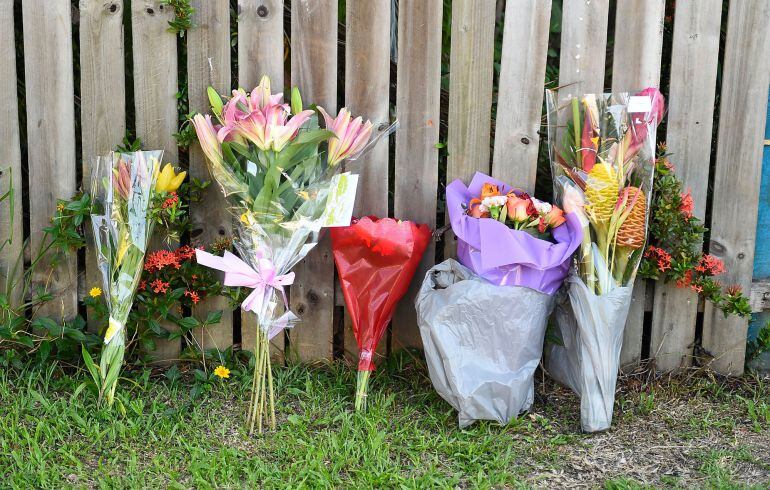 Flores junto a la casa en la que han encontrado ocho menores muertos en Sídney.