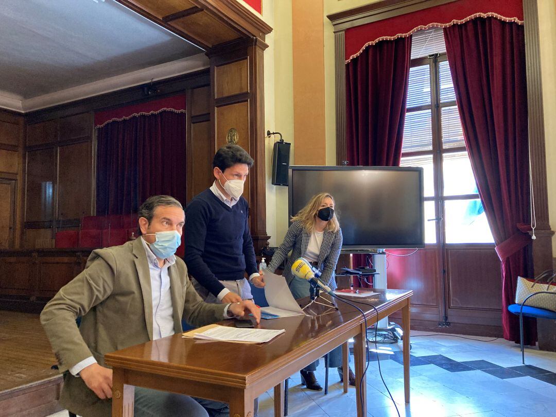 Pastor, en primer plano, junto a Ruiz y Sánchez, tras la rueda de prensa