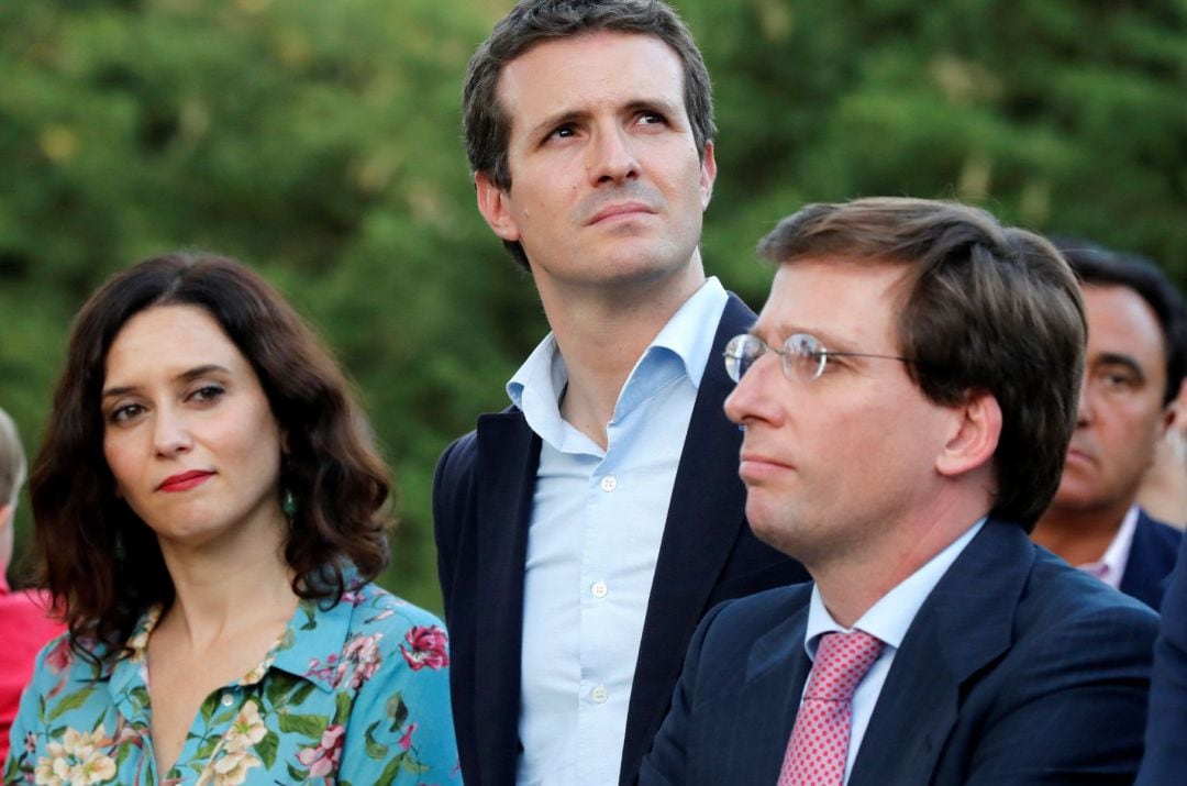 La candidata del PP a la Presidencia de la Comunidad de Madrid, Isabel Díaz Ayuso (i), junto al presidente del Partido Popular, Pablo Casado (c), y el alcalde de Madrid, José Luis Martínez-Almeida (d)