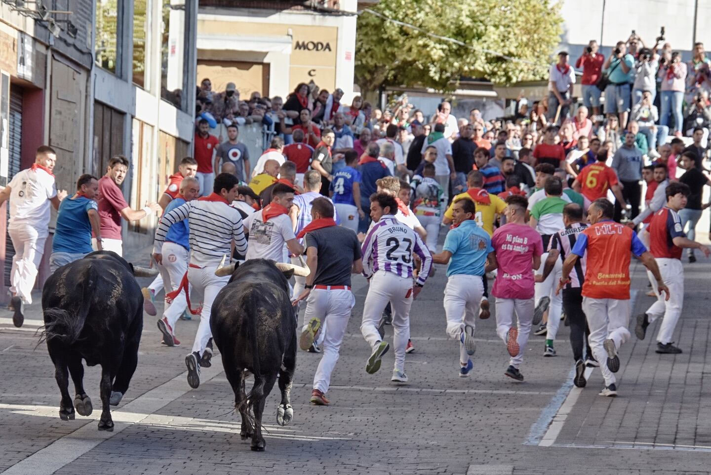 Tercer premio fotográfico que muestra a corredores y toros ascendiendo por la calle Parras en Cuéllar autoría de Rubén de Miguel