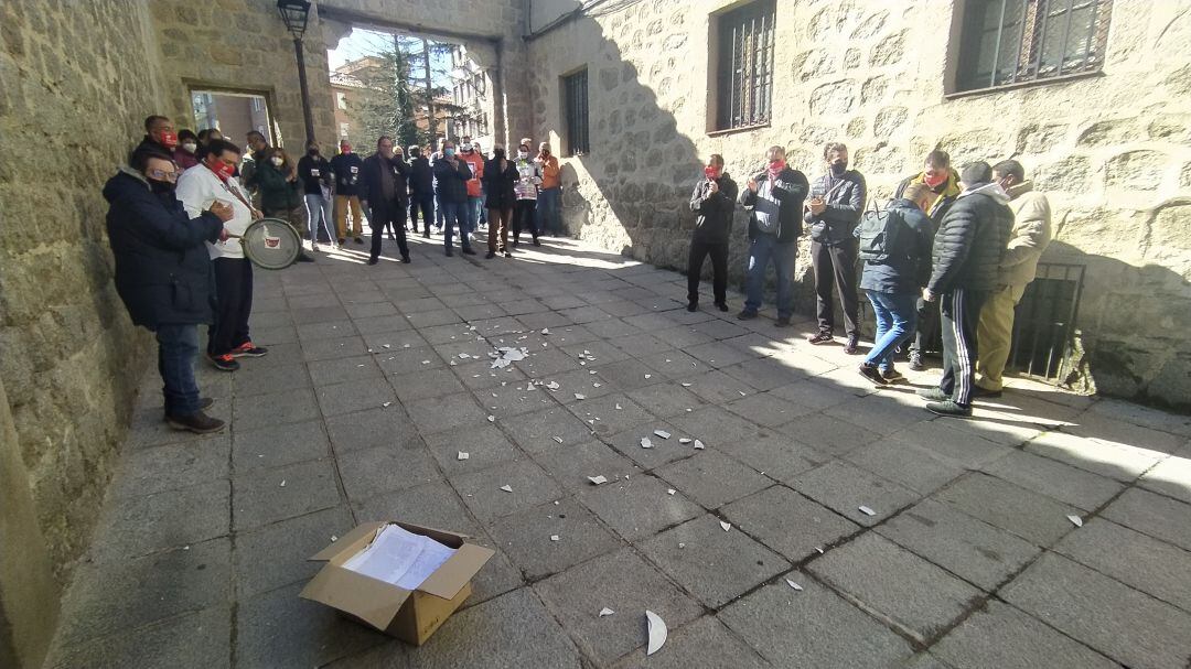 Un martes más se han concentrado y han roto platos a las puertas de la Junta de Castilla y León