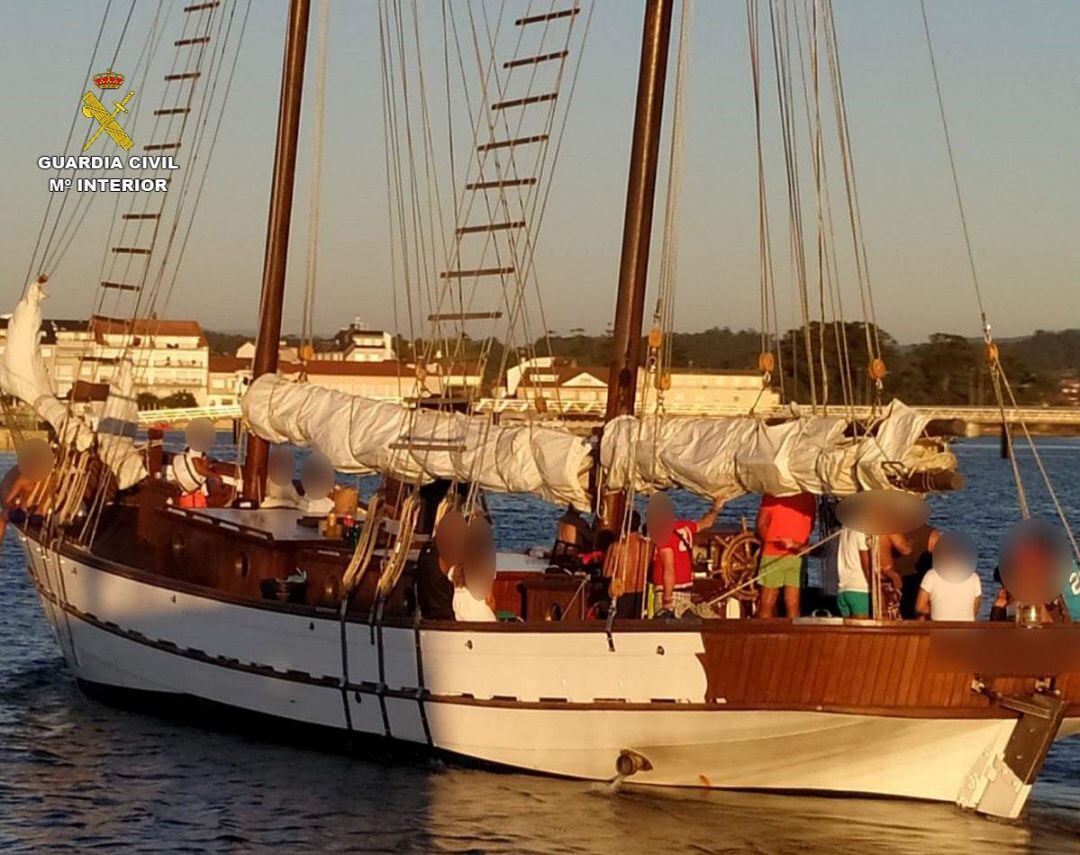 Fiesta ilegal a bordo de un velero fondeado en la Illa de Arousa