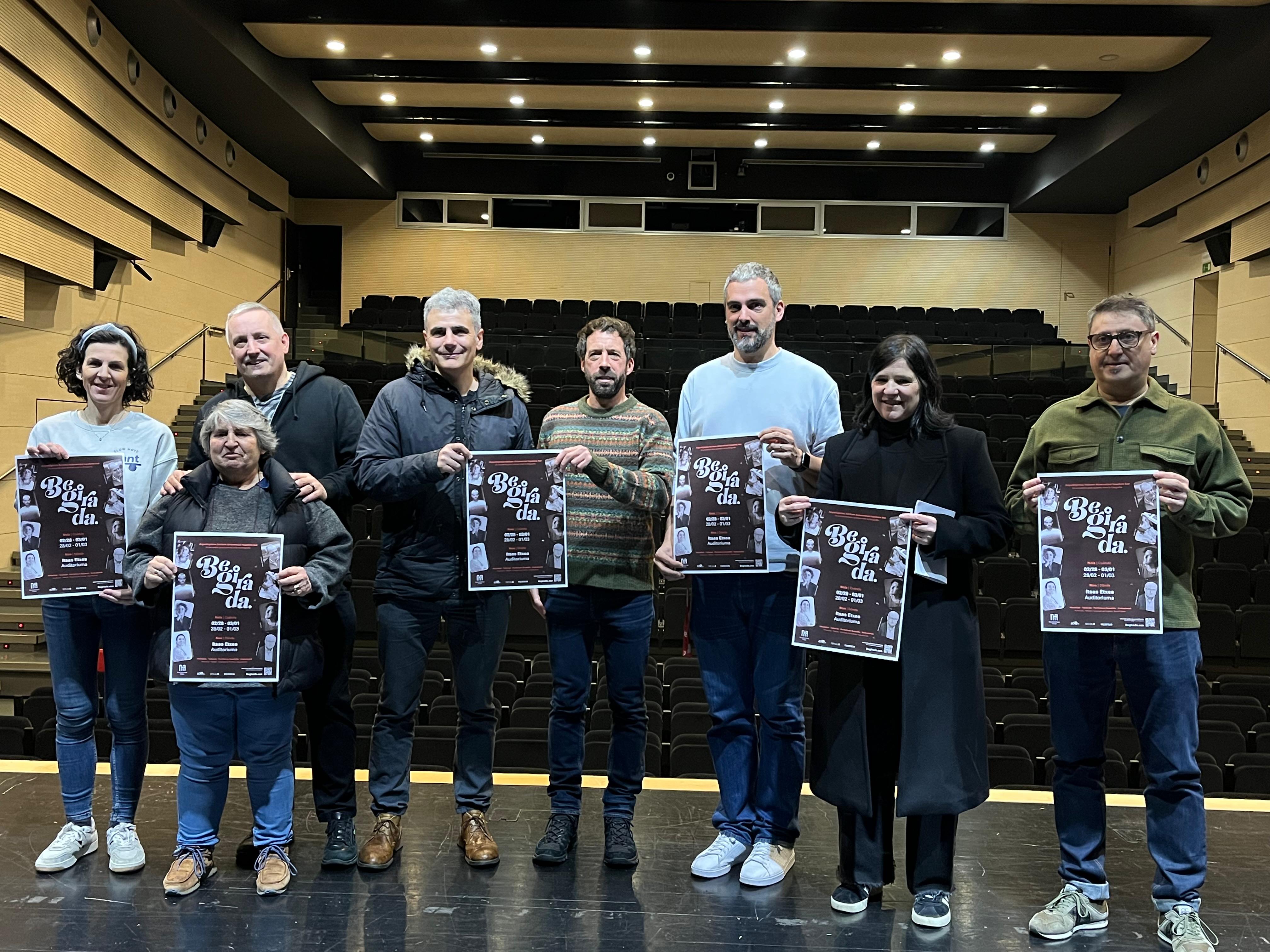 Los organizadores del congreso Begirada junto al concejal de Cultura Ortzi Alonso (centro).