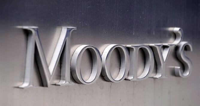 El logotipo de la agencia de calificación Moody&#039;s, en la fachada de su sede en Nueva York