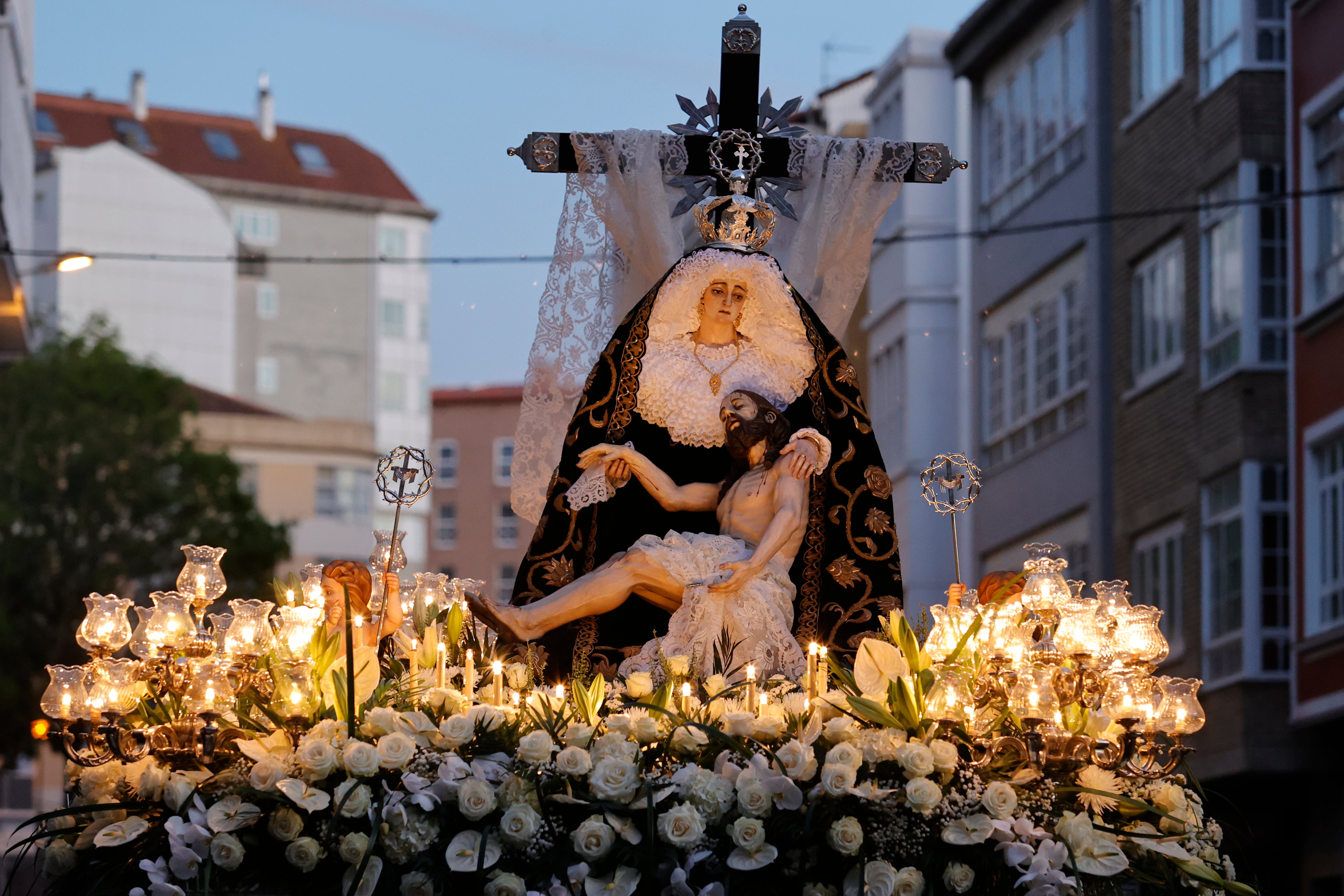 Ferrol celebra uno de los días grandes de la Semana Santa con la procesión de las Angustias, una de las más antiguas de la ciudad, donde procesionan los pasos de: Jesús Nazareno, el Cristo de la Agonía, Cristo Yacente y Nuestra Señora de las Angustias. EFE/ Kiko Delgado.