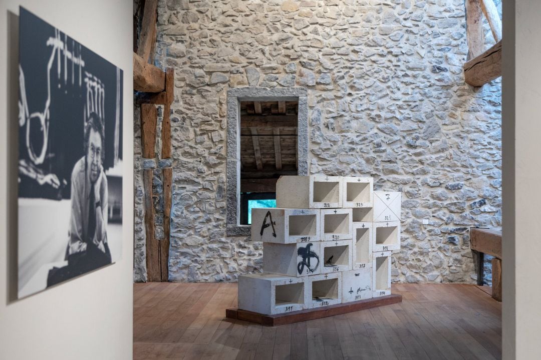 La obra de Tàpies visita la casa de su gran amigo Eduardo Chillida.