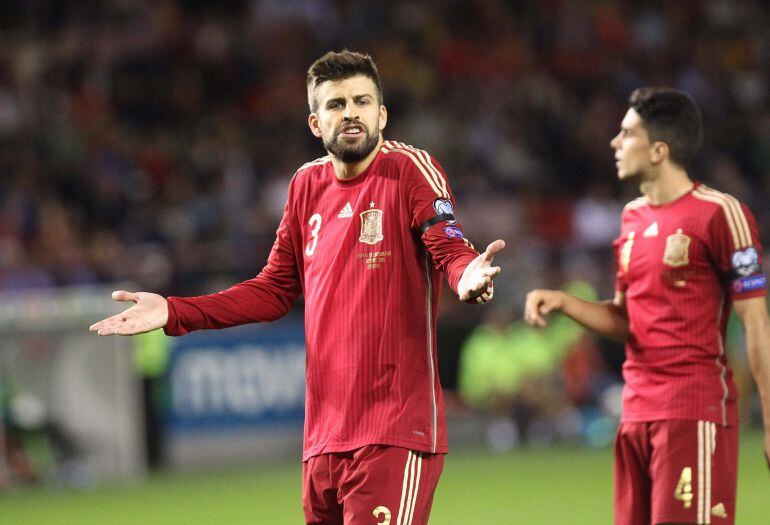 GRA466. LOGROÑO, 09/10/2015.- El defensa de la selección española de fútbol Gerard Piqué, durante el partido clasificatorio para la Eurocopa 2016 que España y Luxemburgo disputan hoy en el estadio de Las Gaunas, en Logroño. EFE/Raquel Manzanares