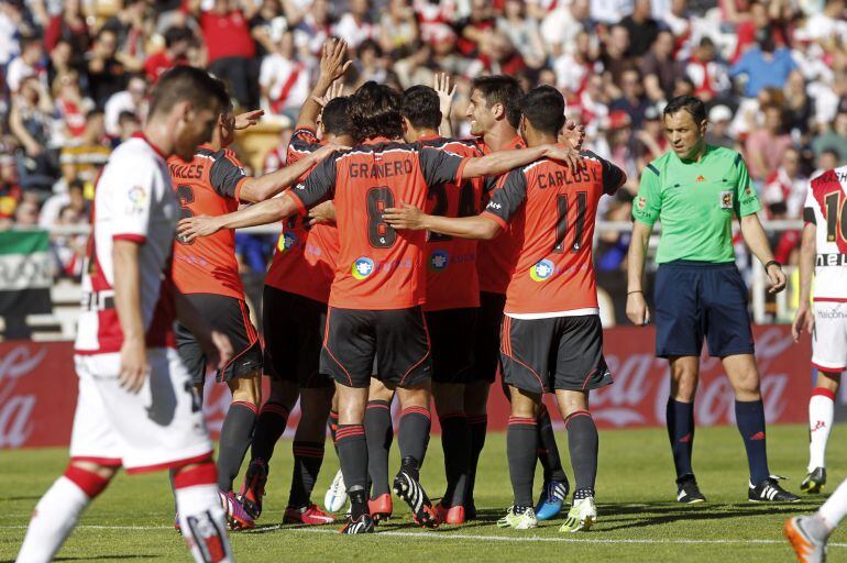 GRA181. MADRID, 23/05/2015.- Los jugadores de la Real Sociedad celebran el segundo gol del equipo ante el Rayo vallecano, durante el partido de la trigésimo octava y última jornada de Liga, que enfrenta a ambos equipos en el estadio de Vallecas. EFE/Víctor Lerena