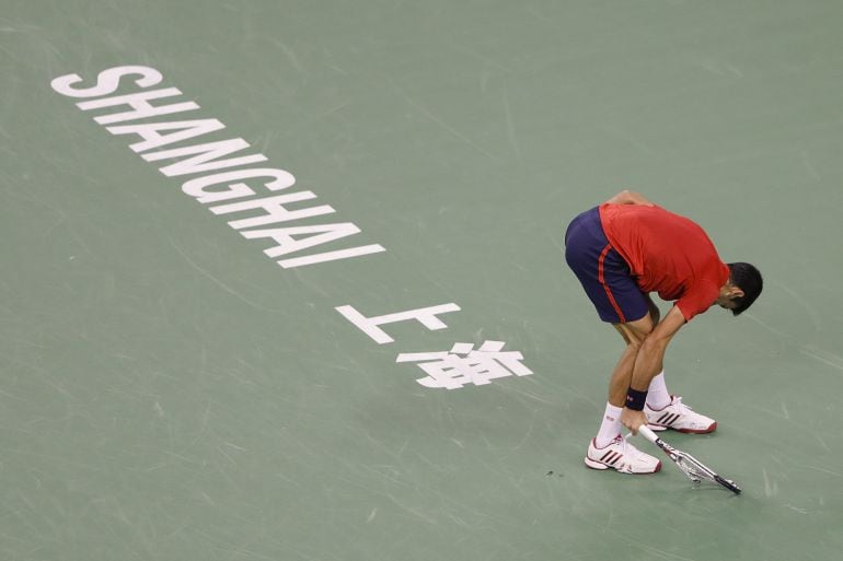 Momento en el que Novak Djokovic rompe su raqueta.