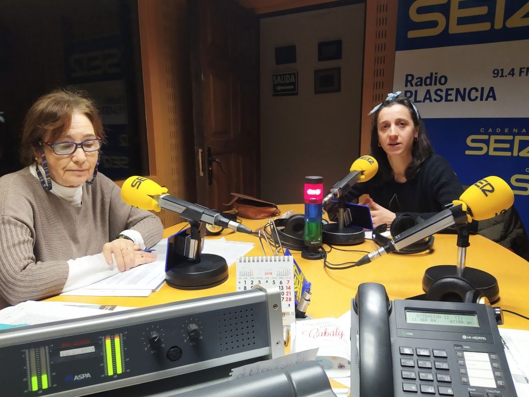 MArga (izq) y María (dcha) en los estudios de SER Norte de Extremadura