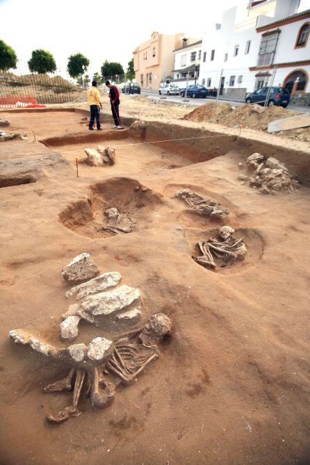 Las tumbas halladas en la necrópolis descubierta cuando se construía un campo de hockey en San Fernando (Cádiz)