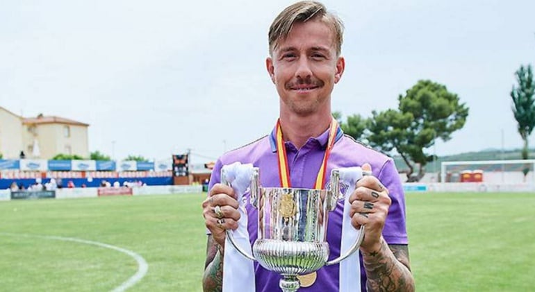 Guti, entrenador del Juvenil A, con el título de campeón de Copa, tercer título que logra esta temporada 