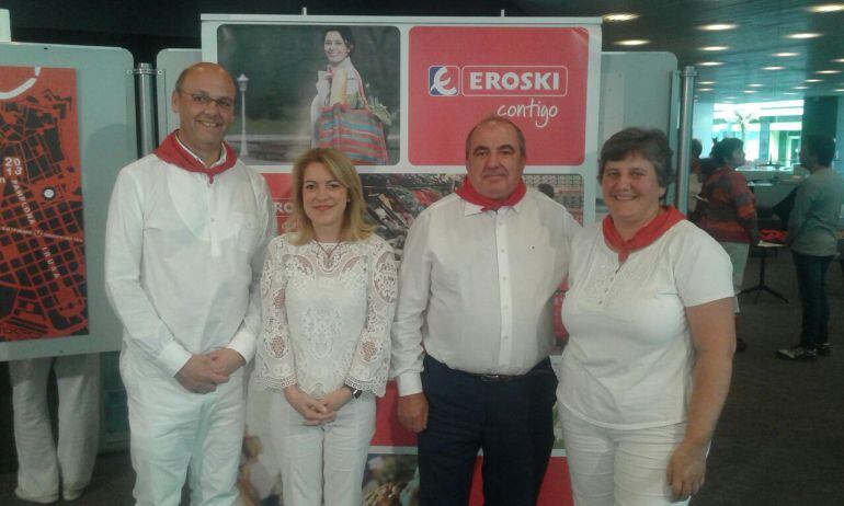 De izquierda a derecha, José antonio Yela, director de Relaciones Institucionales de Eroski; Verónica Rodero; Ignacio Idoate, presidente de Restaurantes del Reyno, y Anabel Zariquiegui, directora de hipermercados Eroski en Navarra.