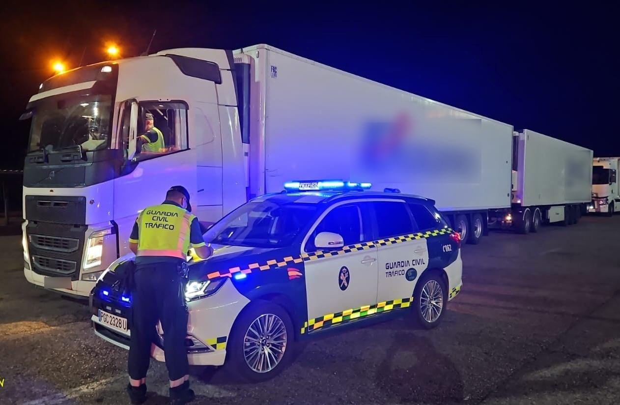 Dos agentes de la Guardia Civil junto al mega-camión cuyo conductor conducía con una tasa de alcohol siete veces superior a la permitida.