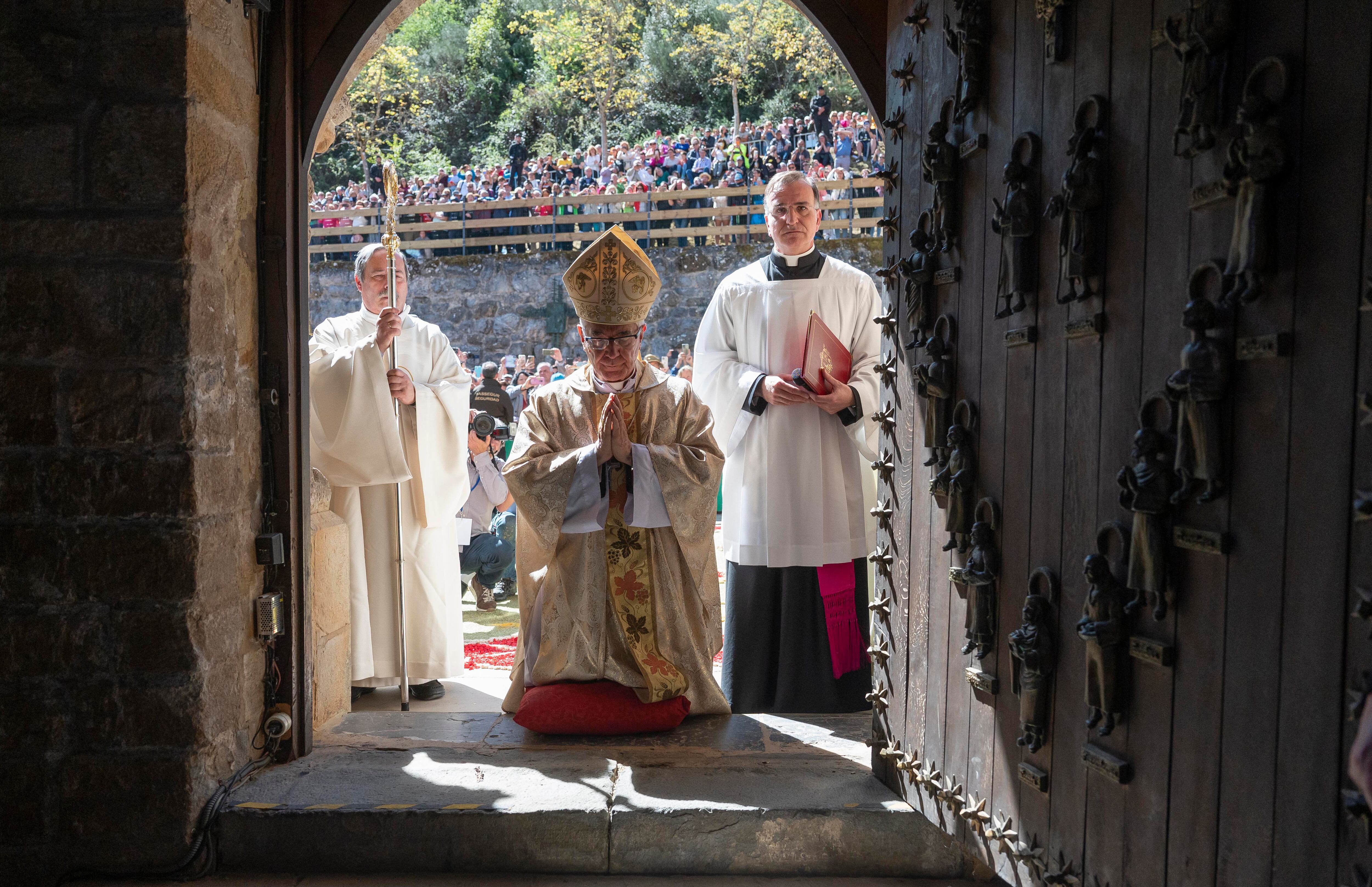 -FOTODELDÍA- SANTO TORIBIO DE LIÉBANA (CANTABRIA), 16/04/2023.- El obispo de Santander, Manuel Sánchez Monge, tras la apertura de la Puerta del Perdón de Santo Toribio de Liébana, con los que se da paso al monasterio que acoge el Lignum Crucis y se inicia el Año Jubilar Lebaniego, este domingo. EFE/Pedro Puente Hoyos POOL
