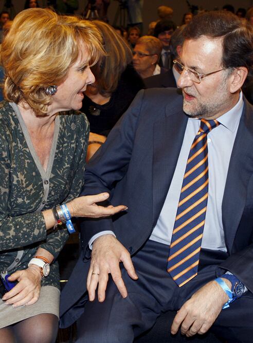 Esperanza Aguirre conversa con Mariano Rajoy durante un acto con militantes del PP